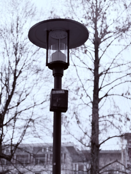 Eine Laterne ist zu sehen, an der ein Sensor angebracht ist.