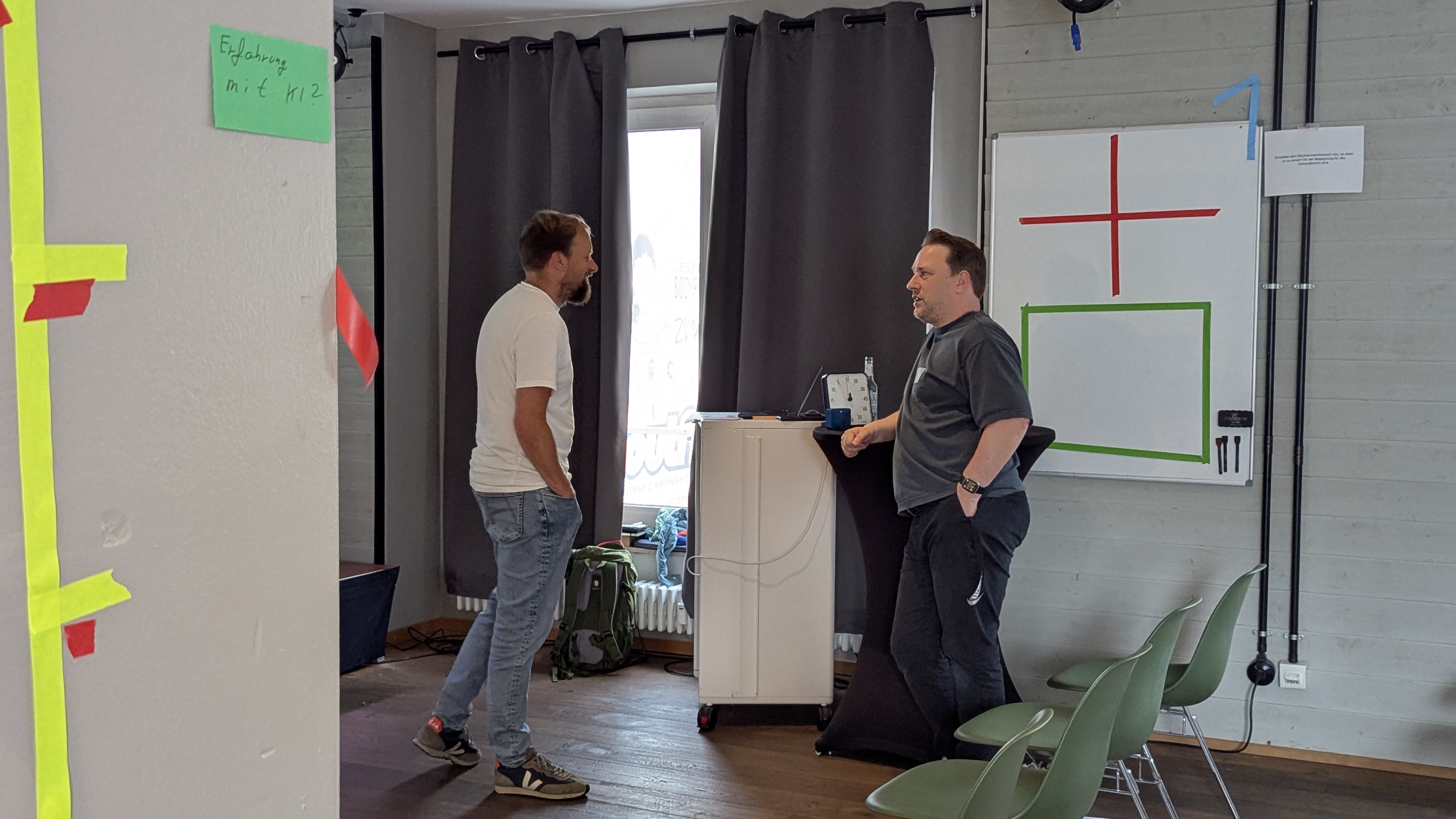 Teilnehmer im gespraech mit carl