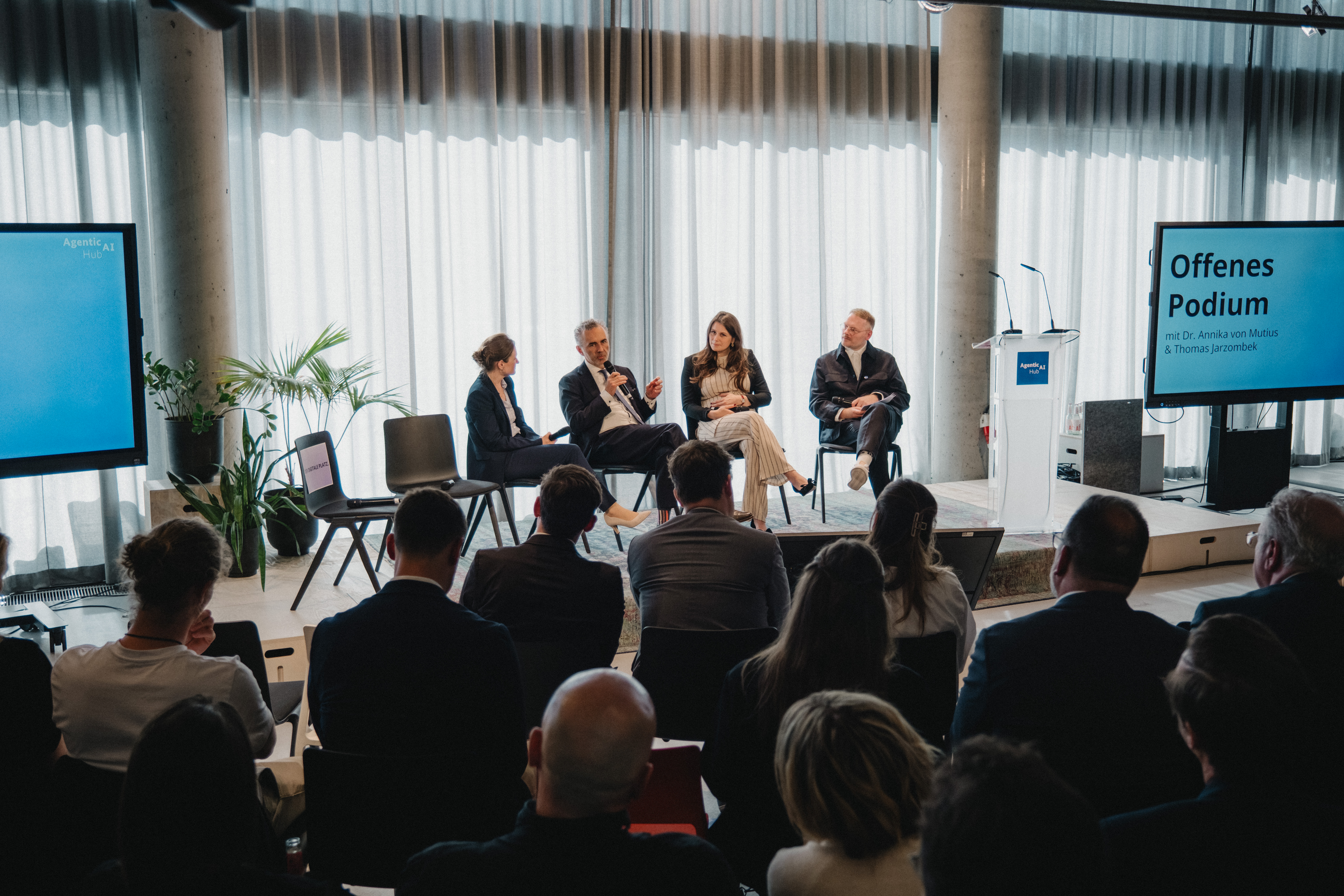 Ein Panel mit 4 Teilnehmenden auf einer Bühne. Als zweiter von links ist der  parlamentarische Staatsekretär Thomas Jarzombek zu sehen.